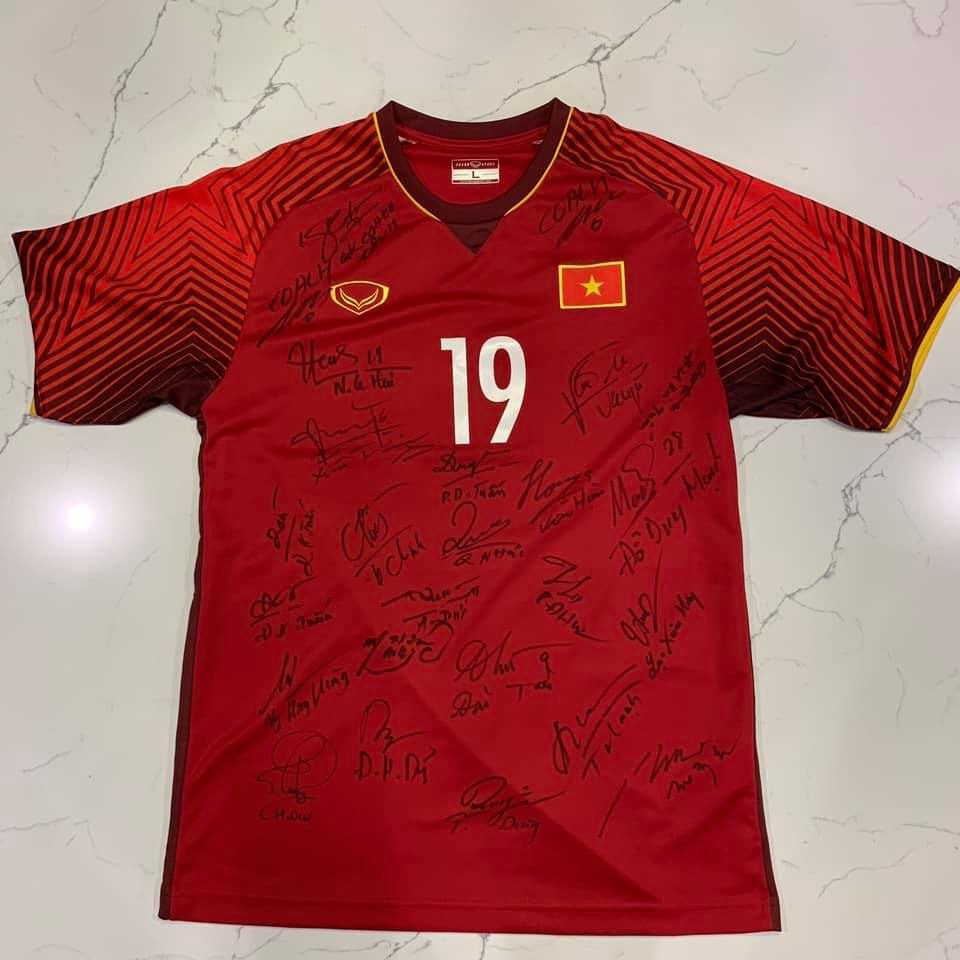 Chiếc áo Quang Hải tặng được bán đấu giá và kết nối những tấm lòng để có gần 1 tỷ đồng xây cây cầu mới ở Sơn La.