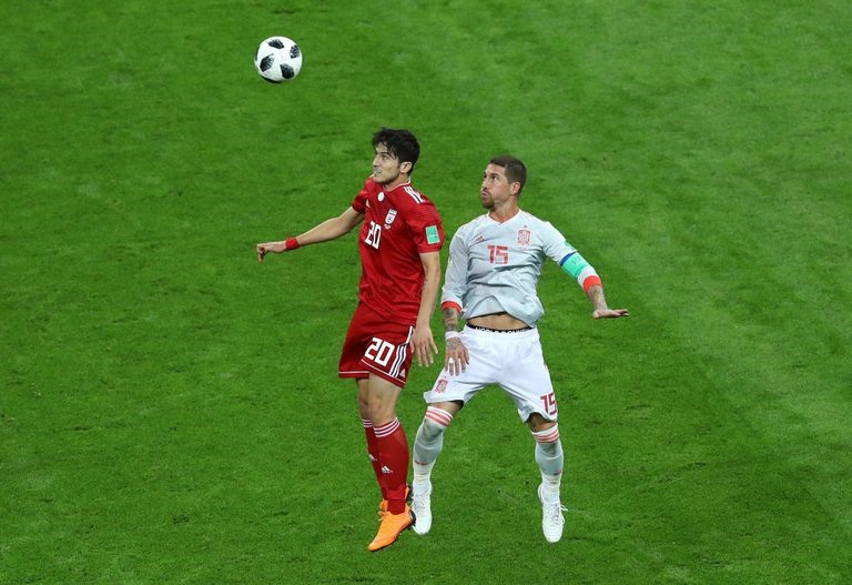 Tiền đạo Azmoun (trái) đang tranh chấp với Sergio Ramos tại World Cup 2018. Ảnh: FOX