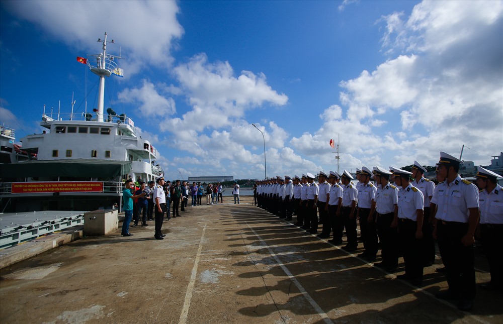 Sau lễ xuất quân, các phần quà Tết được chuyển lên hai tàu Trường Sa 08 và Trường Sa 19. 