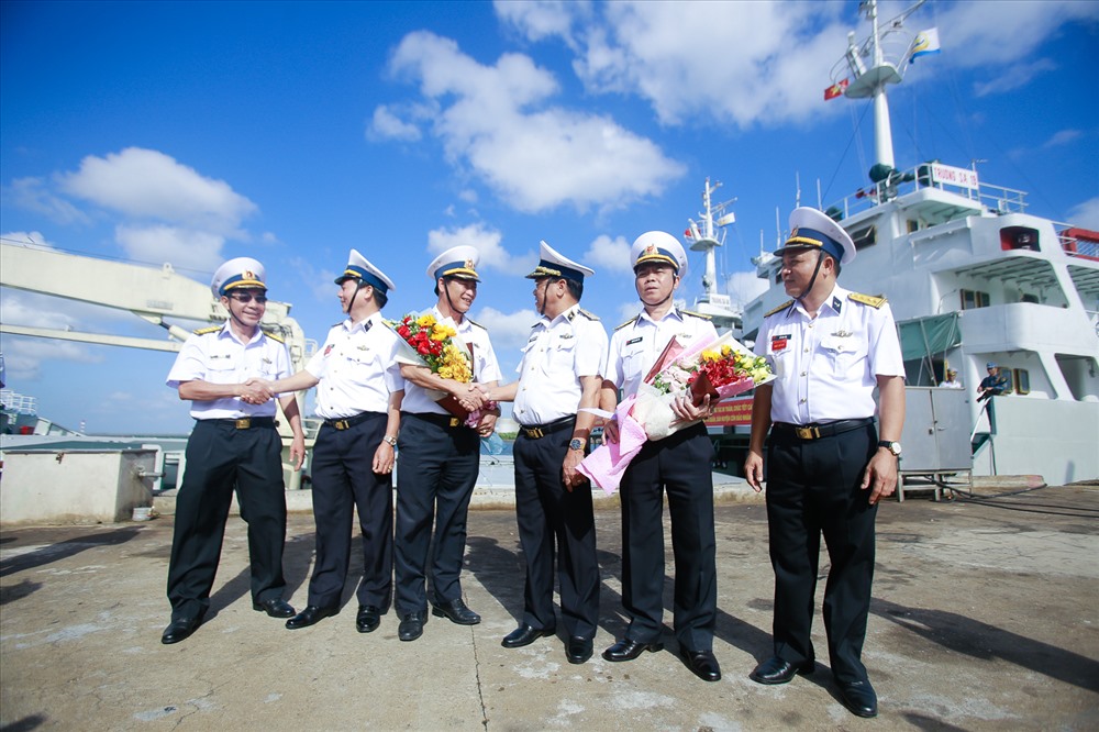 Bộ Tư lệnh Vùng 2 Hải quân tổ chức 2 chuyến tàu, chờ đoàn đi kiểm tra công tác sẵn sàng chiến đấu, thăm, chúc Tết cán bộ, chiến sĩ trên các nhà giàn DKI, trạm ra đa 590 Côn Đảo.