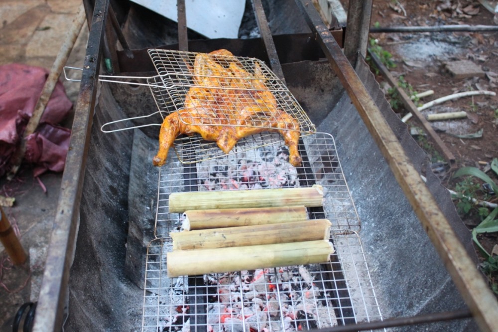 Món cơm lam, gà nướng làm nức lòng du khách gần xa.