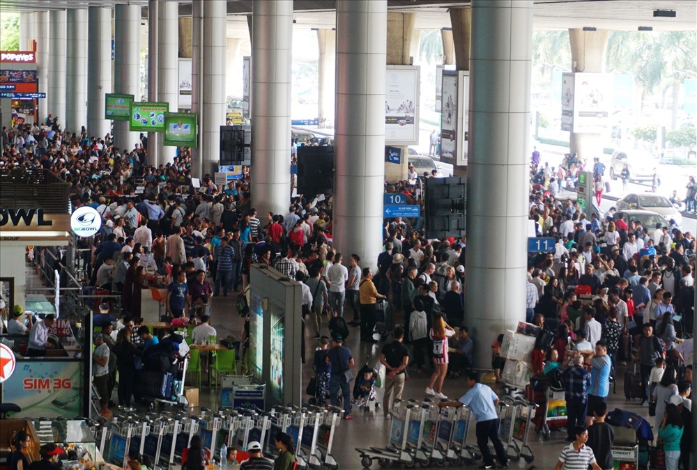 Dự kiến, sân bay Tân Sơn Nhất sẽ phục vụ hơn 4 triệu lượt khách trong dịp Tết nguyên đán 2019. Ảnh: M.Q