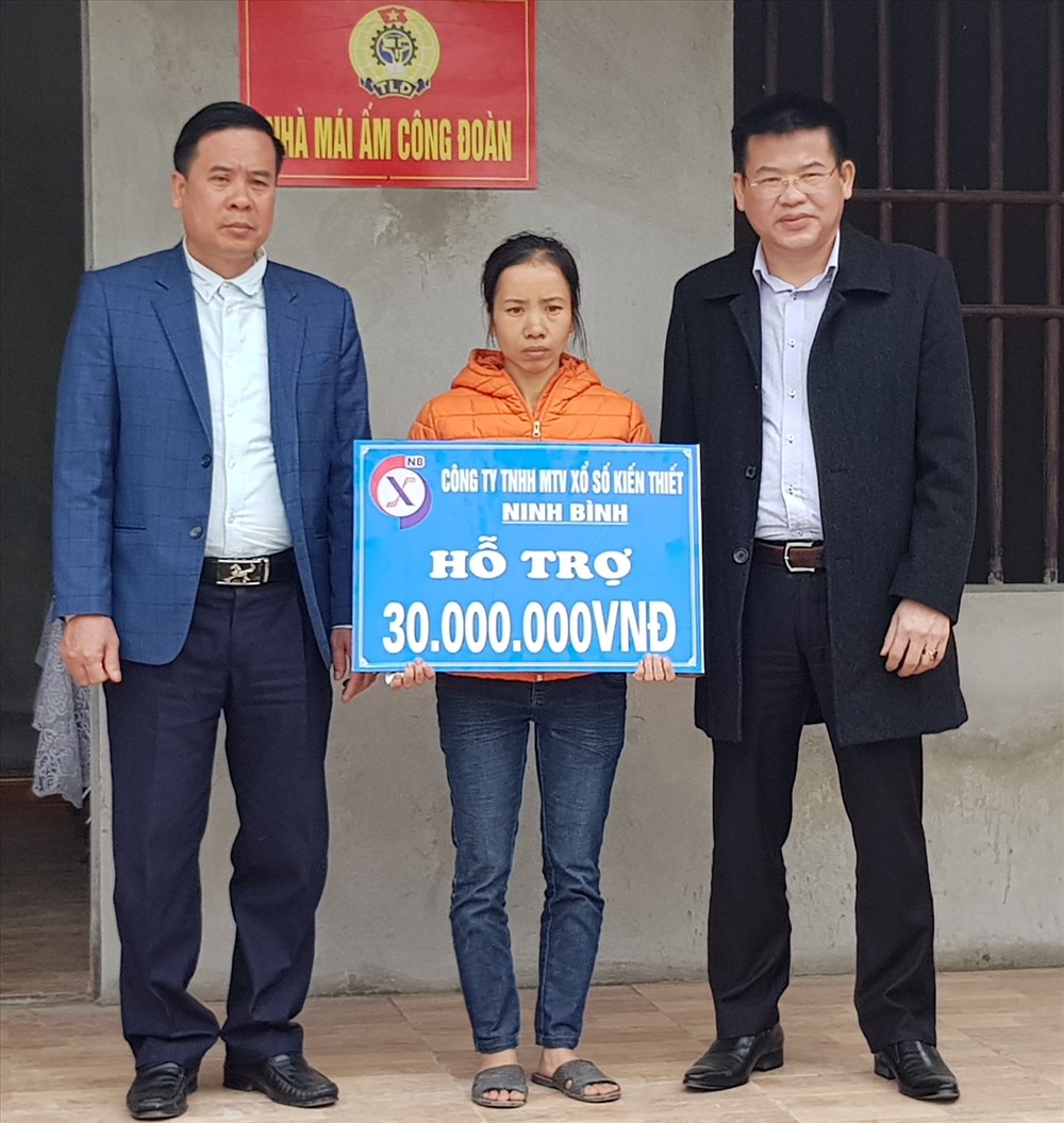 Đại diện lãnh đạo LĐLĐ tỉnh Ninh Bình trao tiền hỗ trợ cho gia đình chị Von. Ảnh: NT