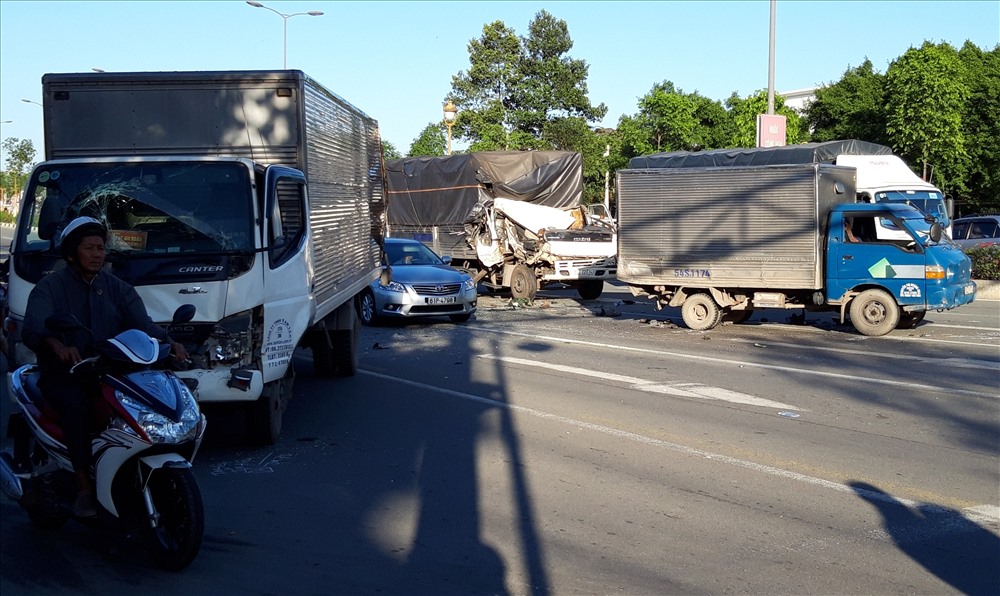 Hiện trường vụ tai nạn xe ô tải tông hai xe tải khác đang dừng đèn đỏ.