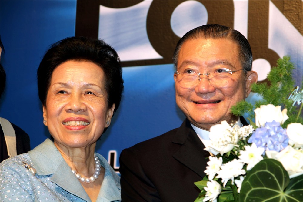 Vợ chồng tỷ phú Thái Lan Charoen Sirivadhanabhakdi. Ảnh Nikkei