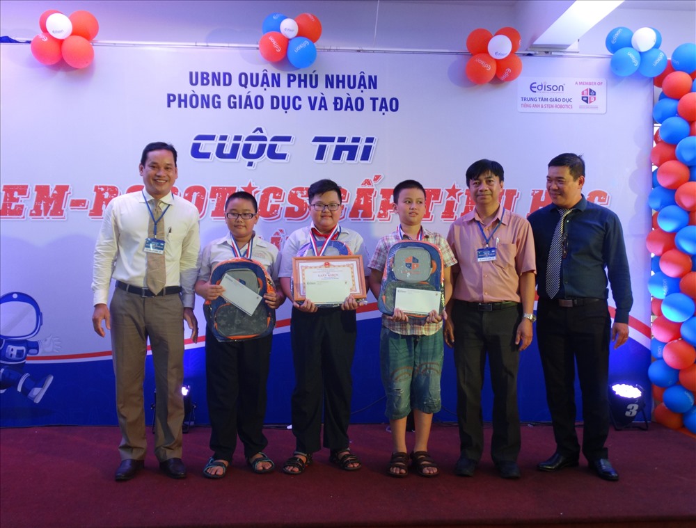 Ông Nguyễn Văn Đến - Phó phòng Giáo dục và Đào tạo trao quà cho các em học sinh trường Tiểu học Cao Bá Quát đạt giải Nhất tại cuộc thi.