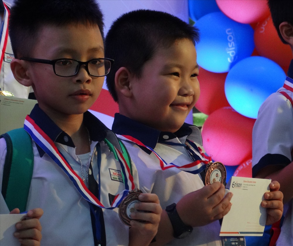 Em học sinh trường Tiểu học Đông Ba vui mừng khi nhận được giải thưởng từ chương trình.