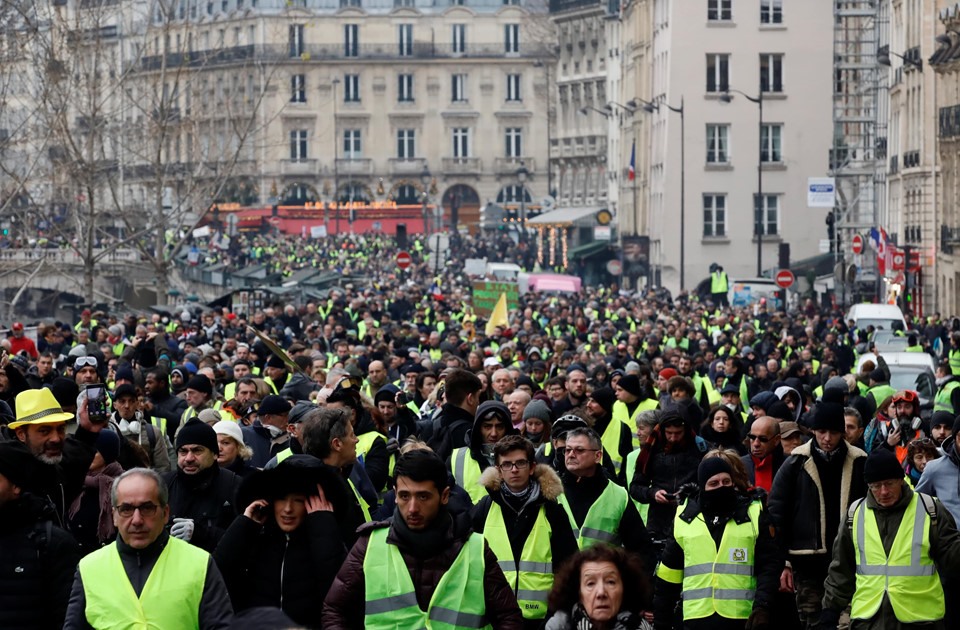 Chiếc “áo gile vàng” biểu tượng của phong trào, đoàn người biểu tình diễu hành từ đại lộ Champs Elysees qua trung tâm Paris. Người lao động Pháp và tầng lớp thu nhập thấp thể hiện sự tức giận đối với ông Macron vì cho rằng tổng thống không lắng nghe họ, áp đặt mức thuế vô lý và thực thi nhiều chính sách có lợi cho người giàu.