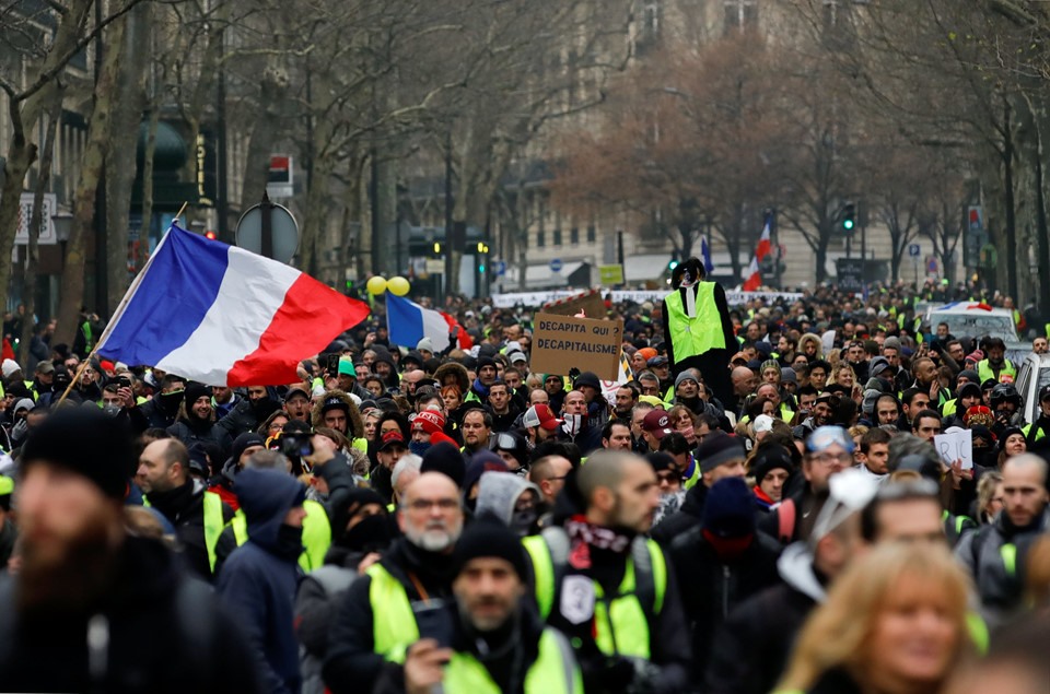 Cuộc biểu tình đầu tiên trong năm 2019 nổ ra chỉ một ngày sau khi chính phủ Pháp tuyên bố lại lập trường cứng rắn đối với phong trào “áo khoác vàng“. Ảnh: Reuters.