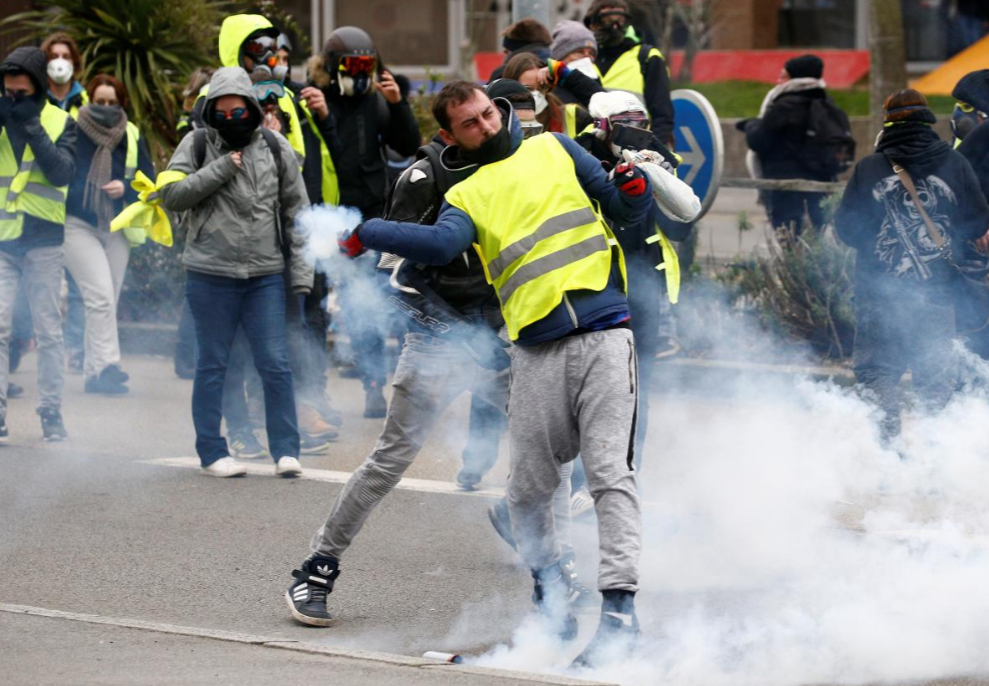 Ngày 5.1, cuộc biểu tình ngày thứ 7 đầu tiên của năm 2019 và là tuần thứ 8 liên tiếp bắt đầu một cách ôn hòa, nhưng về cuối ngày đã bùng phát bạo lực khi những người biểu tình ném khí giới về phía cảnh sát chống bạo động đang chặn ở các cầu trên sông Seine. Ảnh: Reuters.