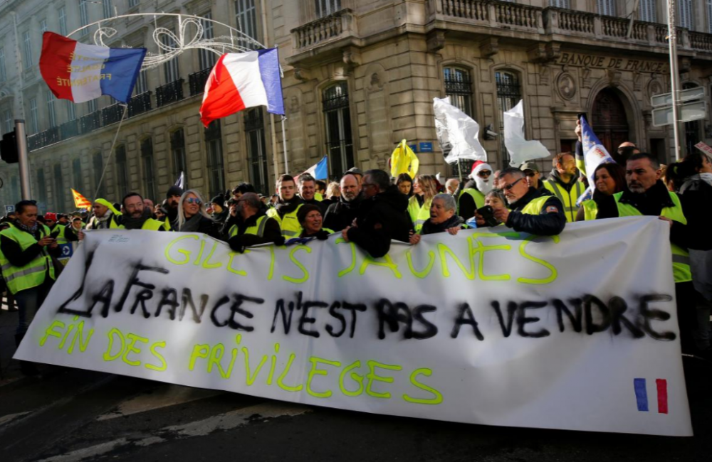 Khẩu hiệu “Nước Pháp không phải để bán” của những người biểu tình. .Ảnh: Reuters.