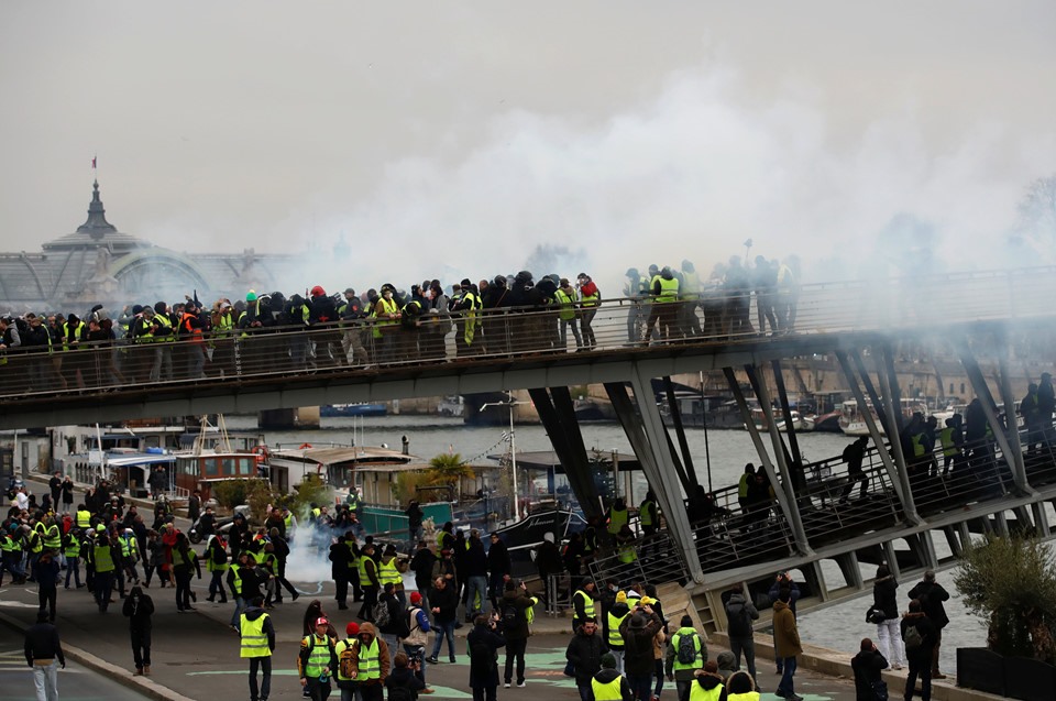 Bộ trưởng Nội vụ Christophe Castaner cho biết khoảng 50.000 người đã xuống đường ở khắp các thành phố trên toàn quốc, bao gồm cả Bordeaux, Toulouse, Rouen và Marseille. Số người biểu tình ngày 5.1 cao hơn dịp năm mới, nhưng chỉ bằng một phần nhỏ so với những tuần biểu tình đầu tiên.  Ảnh: Reuters.