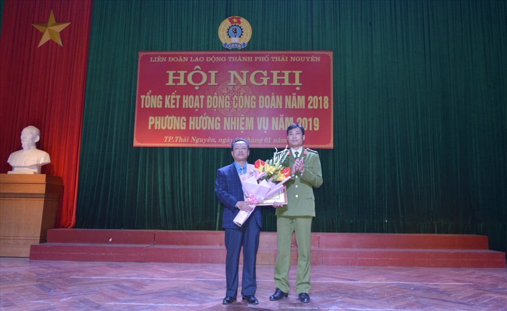 Bộ Công an trao tặng kỉ niệm chương “Bảo vệ an ninh Tổ quốc” cho đồng chí Nguyễn Doãn Dũng - Chủ tịch LĐLĐ TP. Thái Nguyên.