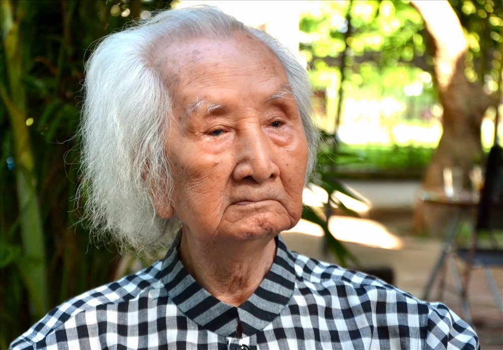 Hình ảnh nhạc sư Vĩnh Bảo bước vào tuổi 102 với mái tóc dài và trắng đặc trưng. Ảnh: Lục Tùng