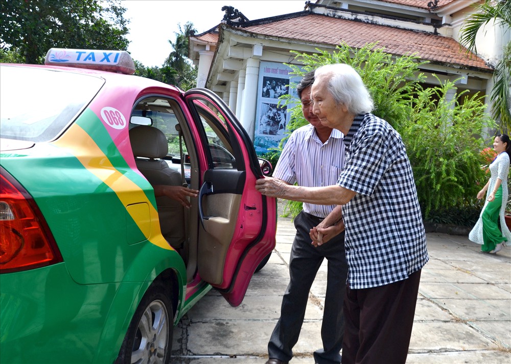 Những ngày đẹp trời, ông còn đón taxi ra quán cà phê ở trung tâm thành phố... Ảnh: Lục Tùng