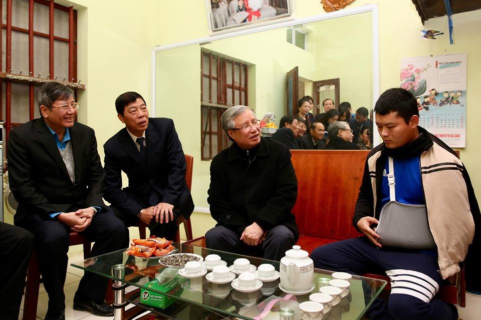 Đồng chí Trần Quốc Vượng, Ủy viên Bộ Chính trị, Thường trực Ban Bí thư và các đồng chí lãnh đạo thăm hỏi anh Nguyễn Văn Thiết. Ảnh: Sơn Tùng. 