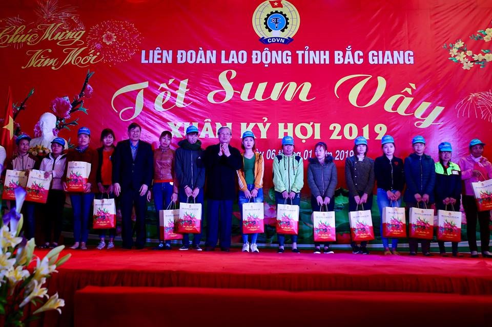 Đồng chí Trần Quốc Vượng, Ủy viên Bộ Chính trị, Thường trực Ban Bí thư trao quà cho CNLĐ khó khăn của Cty Hà Phong. 