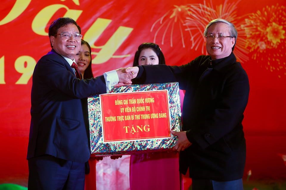 Đồng chí Trần Quốc Vượng, Ủy viên Bộ Chính trị, Thường trực Ban Bí thư trao quà cho đại diện Cty may xuất khẩu Hà Phong. Ảnh: Sơn Tùng