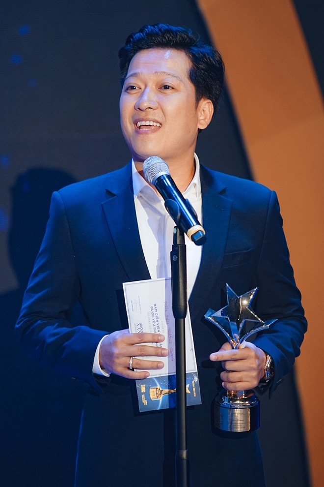 Trường Giang nhận giải Nam diễn viên được yêu thích nhất.