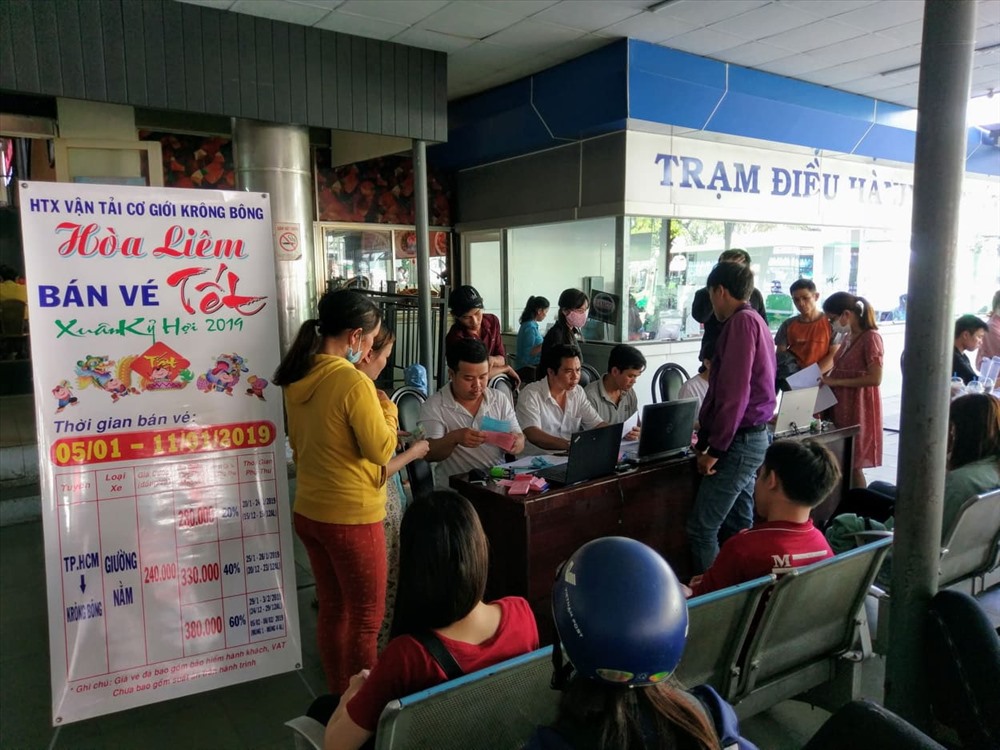 Từ khoảng 7 giờ, tại khu vực cổng 1A trong bến chỉ có hãng xe Hòa Liêm (chạy tuyến TP HCM - Đăk Lăk) tổ chức bán vé nhưng lượng người tập trung mua vé không đông.