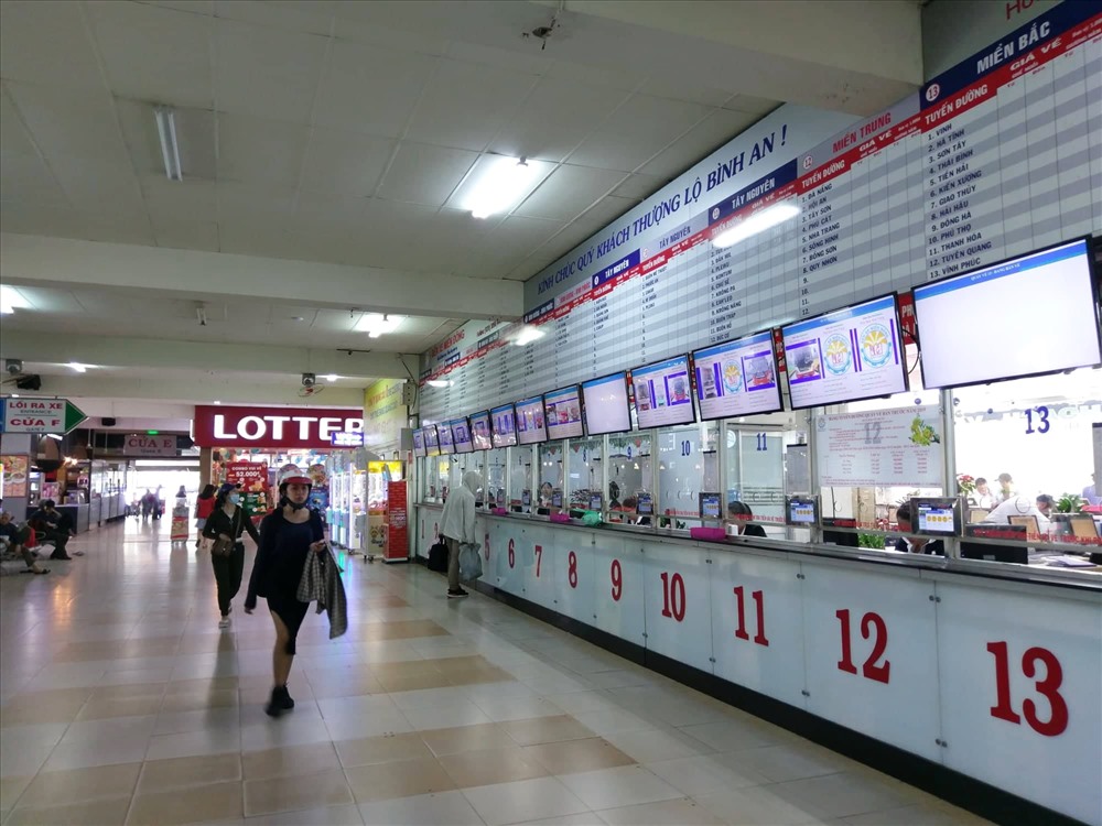 Khu vực bán vé xe của các doanh nghiệp ủy thác cho bến xe Miền Đông bán vắng khách.