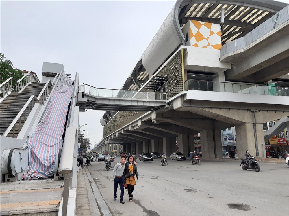 Lối lên các nhà ga trên đường Nguyễn Trãi, phần thang cuốn còn đang phủ bạt. 