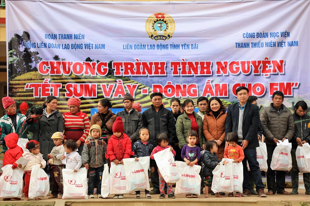 Hàng trăm suất quà đã được trao tặng cho học sinh của xã vùng cao Nậm Mười. 