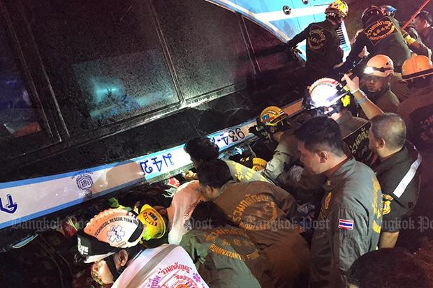 Lực lượng cứu hộ tìm kiếm người mắc kẹt trong chiếc xe gặp nạn. Ảnh: Bangkok Post