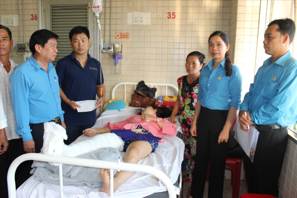 Tổ chức Công đoàn thăm hỏi, giúp đỡ nạn nhân tại bệnh viện Chợ Rẫy TP.HCM.