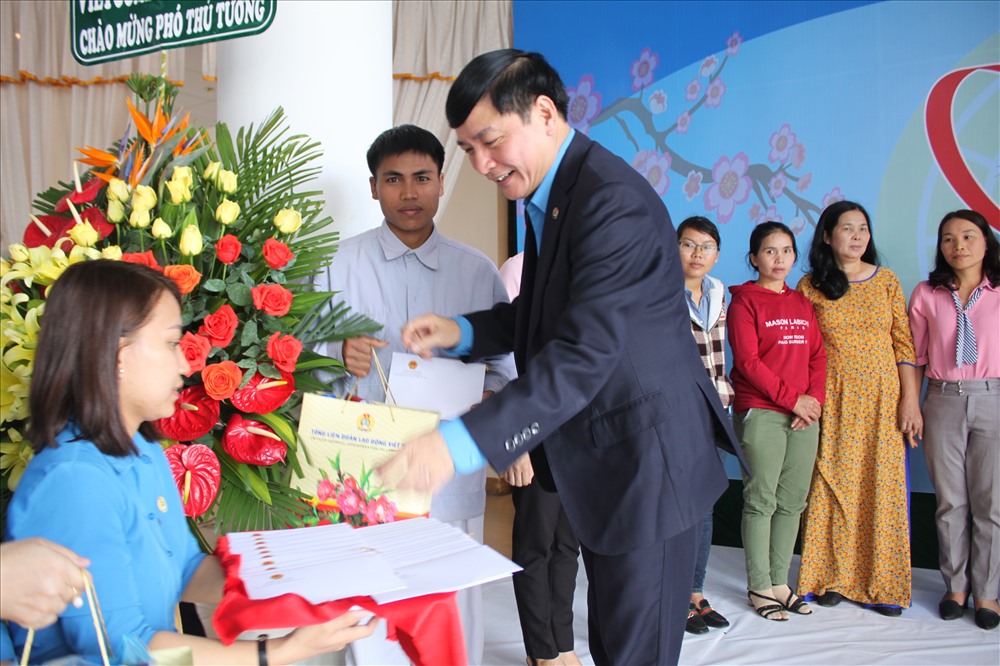 Chủ tịch Tổng LĐLĐVN Bùi Văn Cường trao những phần quà cho CNLĐ tỉnh Kon Tum. Ảnh Đ.V
