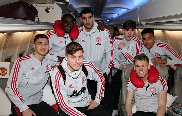 Các cầu thủ Man United trên chuyến bay tới Dubai. Ảnh: Daily Mail.