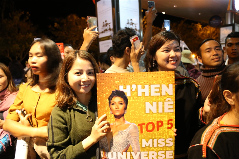 Nhiều người hâm mộ có mặt tại sân bay Buôn Ma Thuột vào tối 6.1 để đón hoa hậu H'Hen trở về.