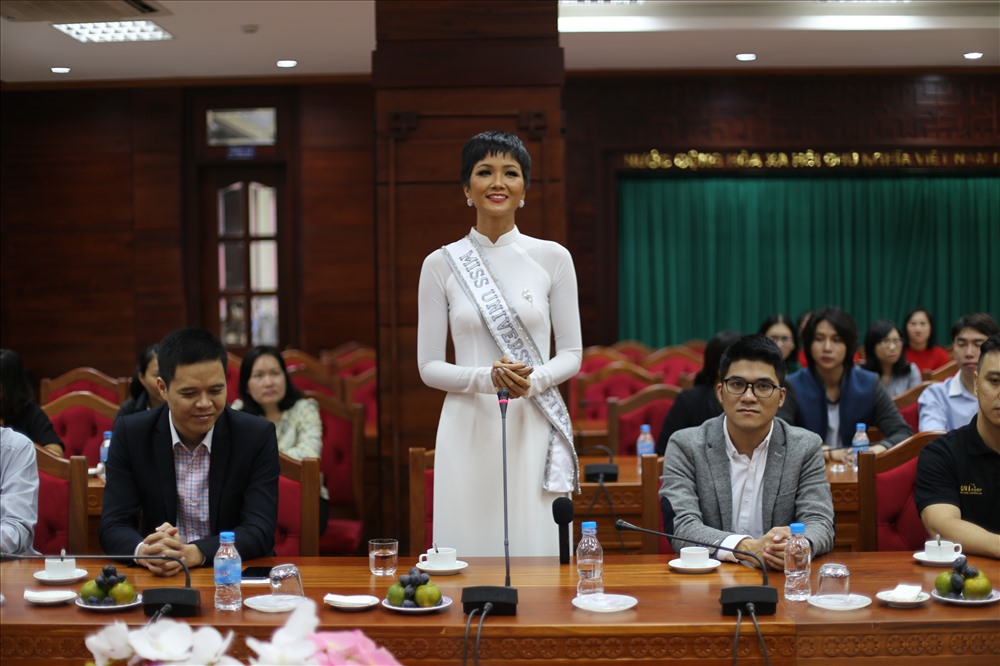 Sáng 7.1, lãnh đạo UBND tỉnh Đắk Lắk tổ chức buổi gặp mặt hoa hậu H’Hen sau khi cô đạt thành tích lọt vào khi 5 Hoa hậu Hoàn vũ thế giới 2018. 