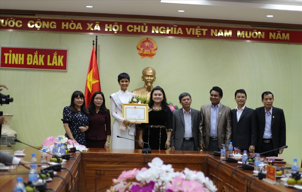 Tại buổi gặp mặt, lãnh đạo tỉnh Đắk Lắk đã trao tặng bằng khen của tỉnh cho hoa hậu H'Hen sau khi cô đạt được thành tích cao trong cuộc thi nhan sắc thế giới.