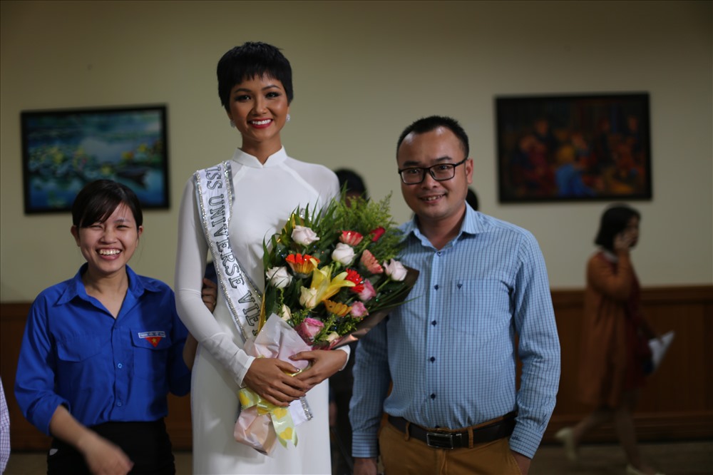 Được biết, trong chuyến về thăm quê lần này, hoa hậu H'Hen Niê sẽ về Buôn Sứt M'Đưng (huyện Cư M'Gar) để tham gia các hoạt động xã hội.