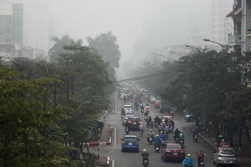 Mưa phùn nhỏ và sương mù cũng khiến tầm nhìn giao thông bị hạn chế. 