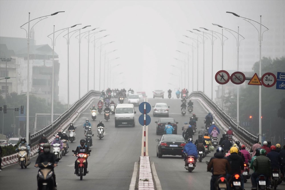 Mưa phùn nhỏ và sương mù cũng khiến tầm nhìn giao thông bị hạn chế. 