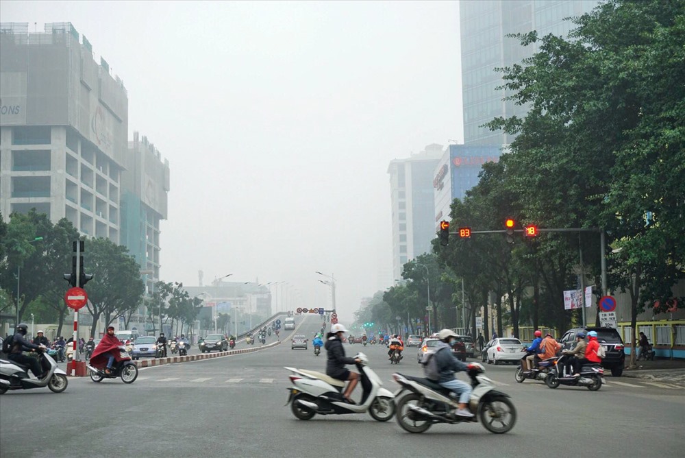 Nhiều khu vực khác tại Hà Nội cũng chịu cảnh sương mù dày đặc từ sớm.