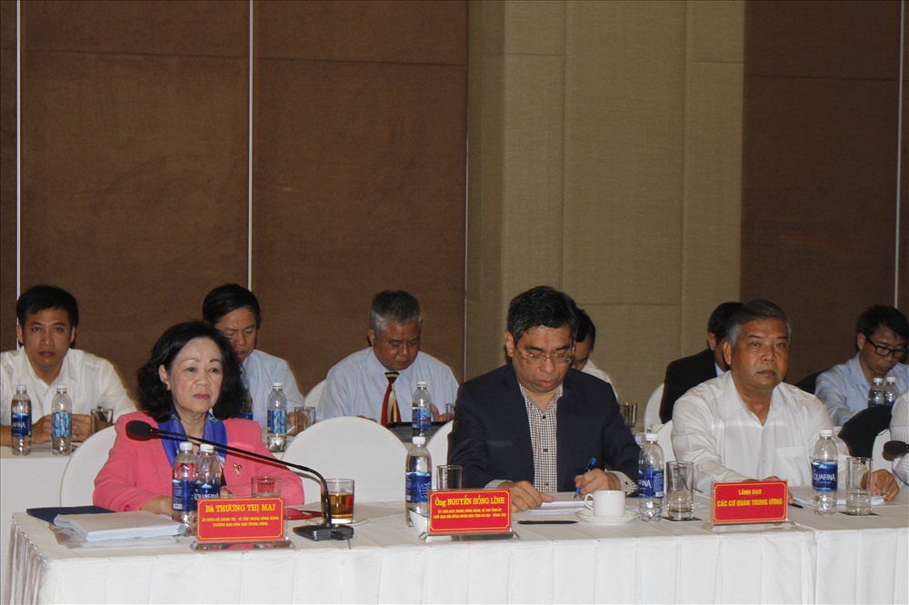 Bà Trương Thị Mai, Ủy viên Bộ Chính trị, Bí thư Trung ương Đảng, Trưởng Ban Dân vận Trung ương lắng nghe các tờ trình và ý kiến thảo luận tại hội nghị