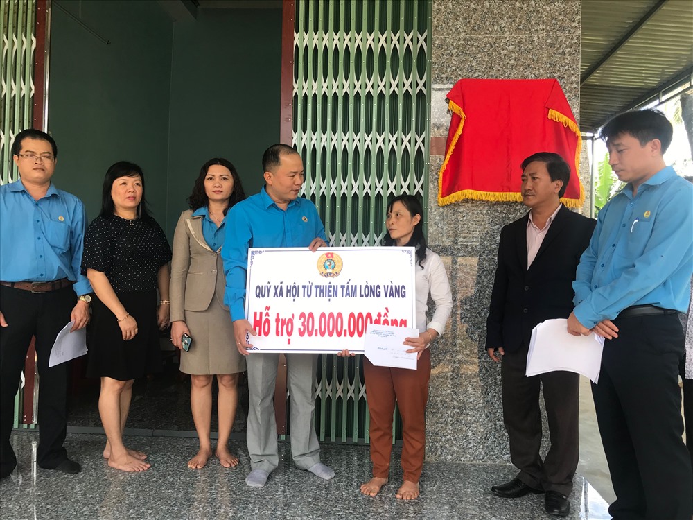 Trao tiền hỗ trợ cho gia đình cô giáo mầm non Nguyễn Thị Thanh Diệu