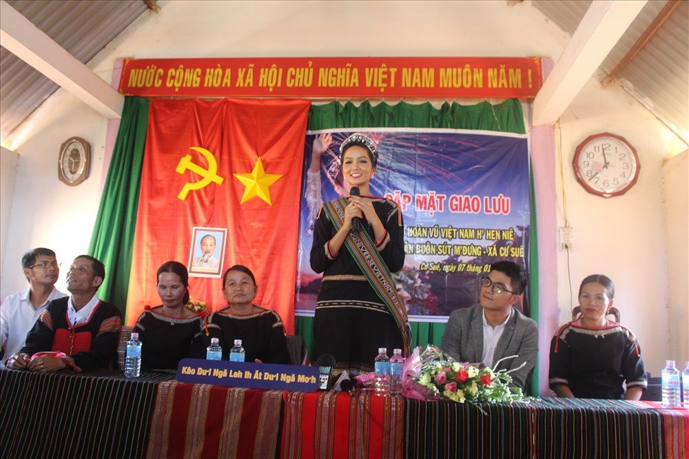 Sau buổi làm việc với UBND tỉnh Đắk Lắk, hoa hậu H'Hen Niê đã trở được người dân huyện Cư M'Gar đón tiếp vô cùng nồng ấm.