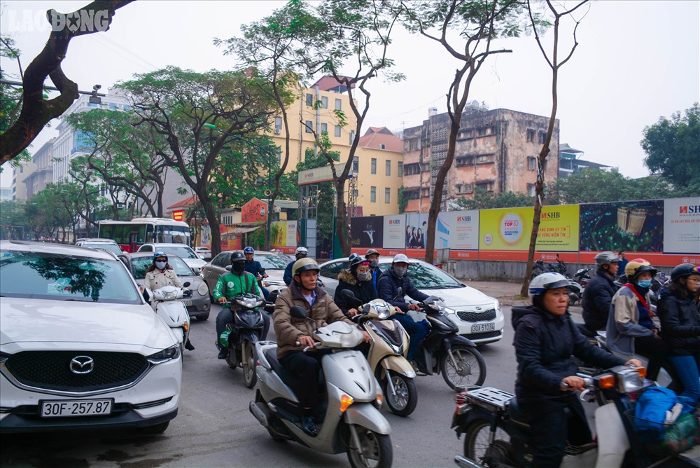 Theo người dân, hiện nay giao thông ở khu phố này đã khá đông đúc. Tuy chưa có tình trạng ắc tắc xảy ra ở đây, nhưng người dân vẫn bày tỏ lo lắng nếu tòa nhà cao tầng được xây dựng thêm ngày càng nhiều thì tắc đường là điều khó tránh khỏi. 