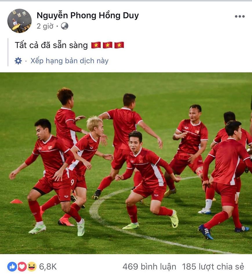 Cầu thủ Nguyễn Phong Hồng Duy đăng tải bức ảnh toàn đội tuyển Việt Nam trong sắc áo đỏ trên sân. Bức ảnh thể hiện được tinh thần đoàn kết, phối hợp ăn ý trên sân cỏ. Trạng thái “Tất cả đã sẵn sàng” thể hiện được tinh thần tự tin quyết đấu với Iraq của tuyển Việt Nam.