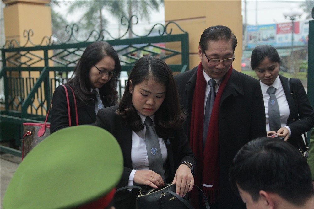 Các luật sư bào chữa cho bác sĩ Hoàng Công Lương. Trong ảnh là nhóm luật sư thuộc Công ty Luật Nguyễn Chiến.