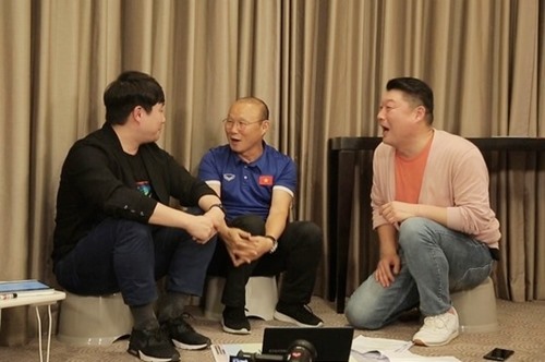 Từ trái qua: bình luận viên Bae Seong Jae, HLV Park Hang-seo và MC Kang Ho Dong.