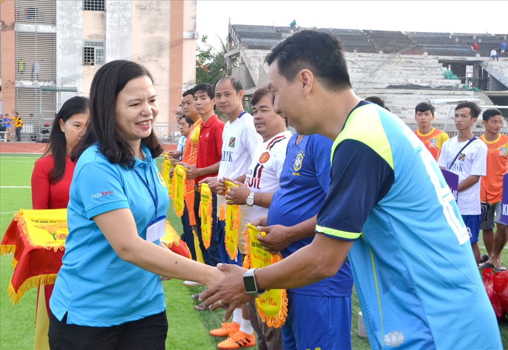 Bà Phan Thị Diễm chúc mừng đại diện các đội tham dự giải. Ảnh: Lục Tùng