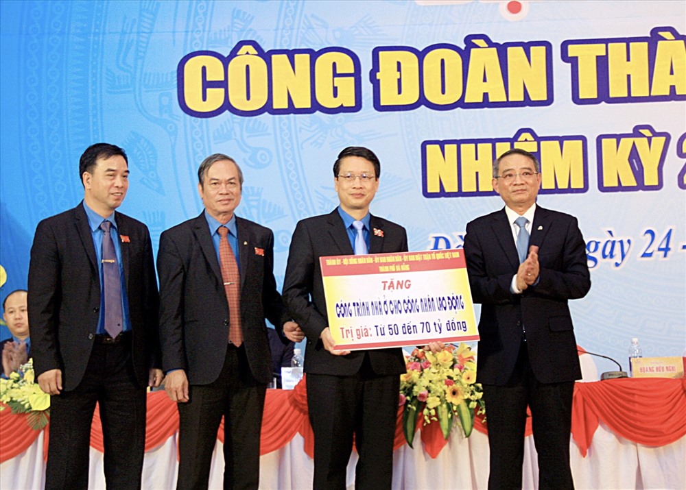 Ông Trương Quang Nghĩa, Ủy viên Trung ương Đảng, Bí thư Thành ủy Đà Nẵng (phải) trao tặng Công trình của thành phố cho công nhân lao động tại Khu công nghiệp Hoà Cầm (giai đoạn 1) trị giá từ 50 - 70 tỉ đồng.