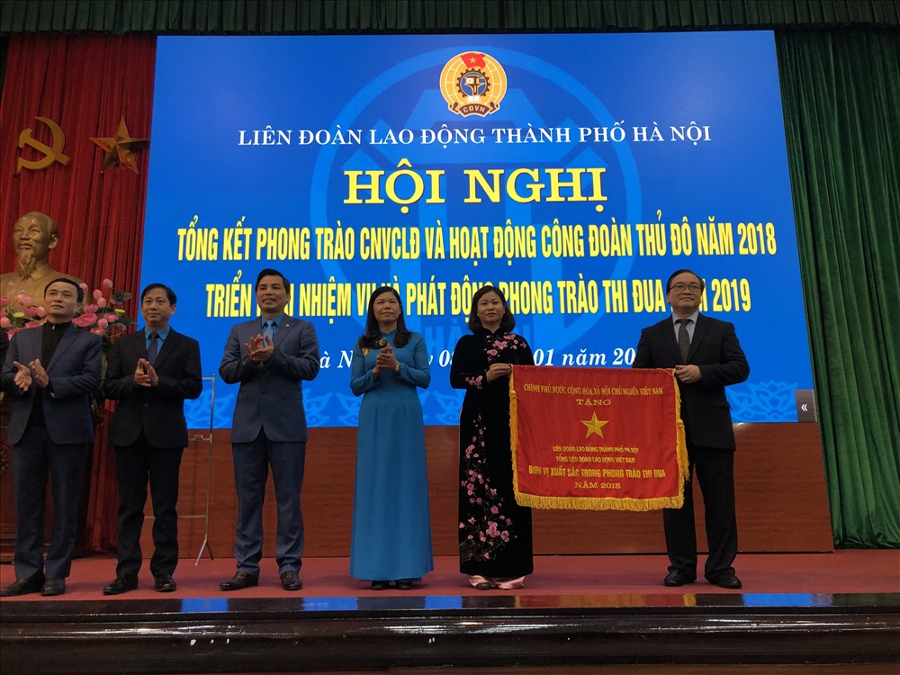 Uỷ viên Bộ Chính trị, Bí thư Thành uỷ Hà Nội tặng cờ thi đua của Chính phủ cho LĐLĐ TP. Hà Nội.