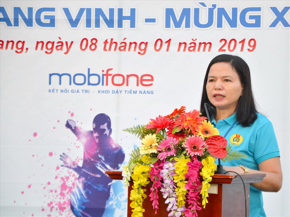 Phó chủ tịch LĐLĐ An Giang, Trưởng Ban tổ chức giải - Phan Thị Diễm phát biểu khai mạc giải đấu. Ảnh: Lục Tùng