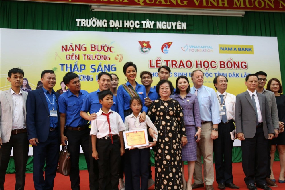oa hậu H’Hen Niê đã trao 155 suất học bổng  cho học sinh, sinh viên dân tộc thiểu số có hoàn cảnh khó khăn tại Đắk Lắk